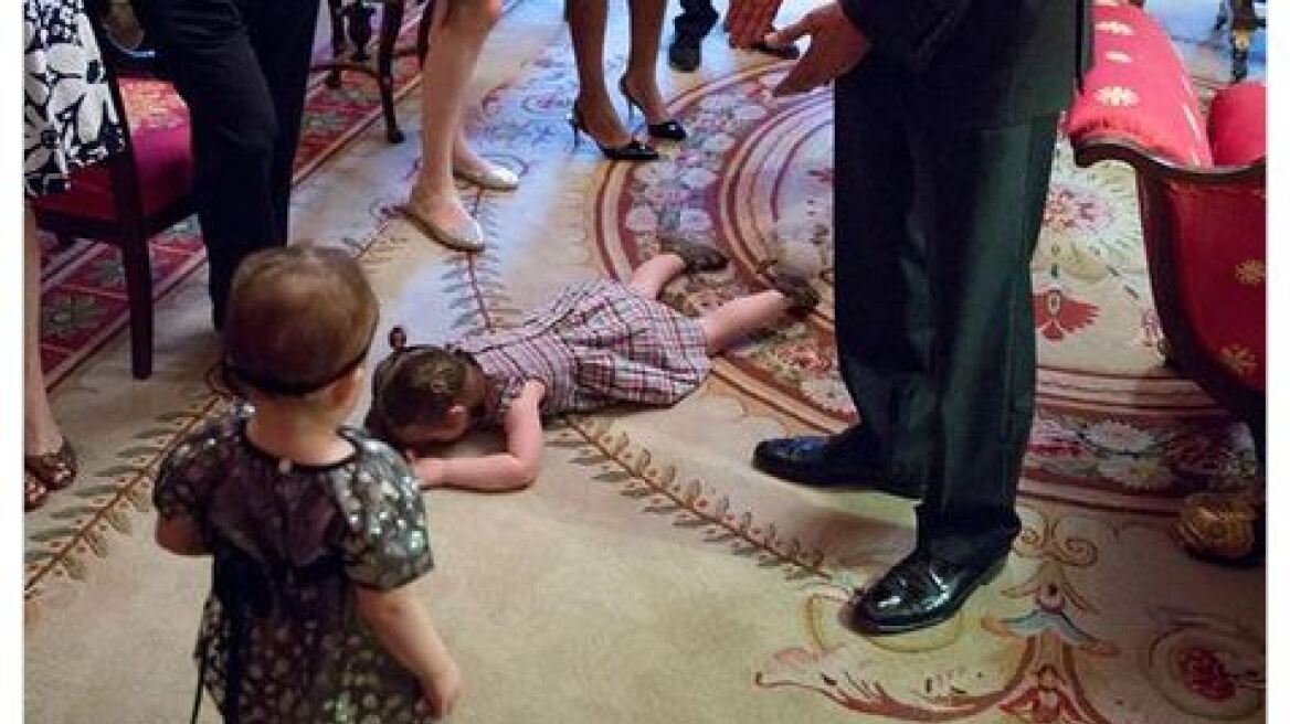 Τετράχρονη κάνει πείσματα μπροστά στον Ομπάμα