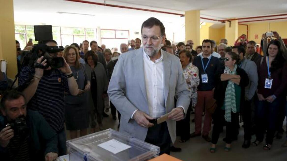 Ισπανία: Ο Ραχόι κερδίζει τις ψήφους, αλλά «χάνει» τη Μαδρίτη  
