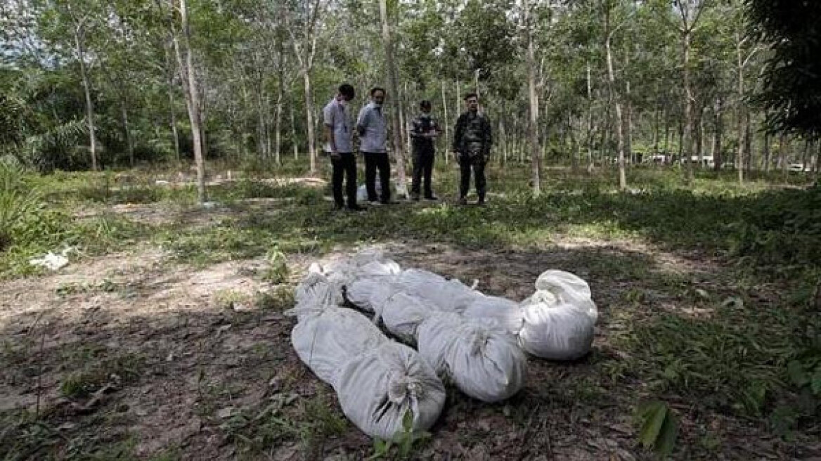 Μαλαισία: Βρέθηκαν ομαδικοί τάφοι σε στρατόπεδα ανθρώπινης λαθρεμπορίας