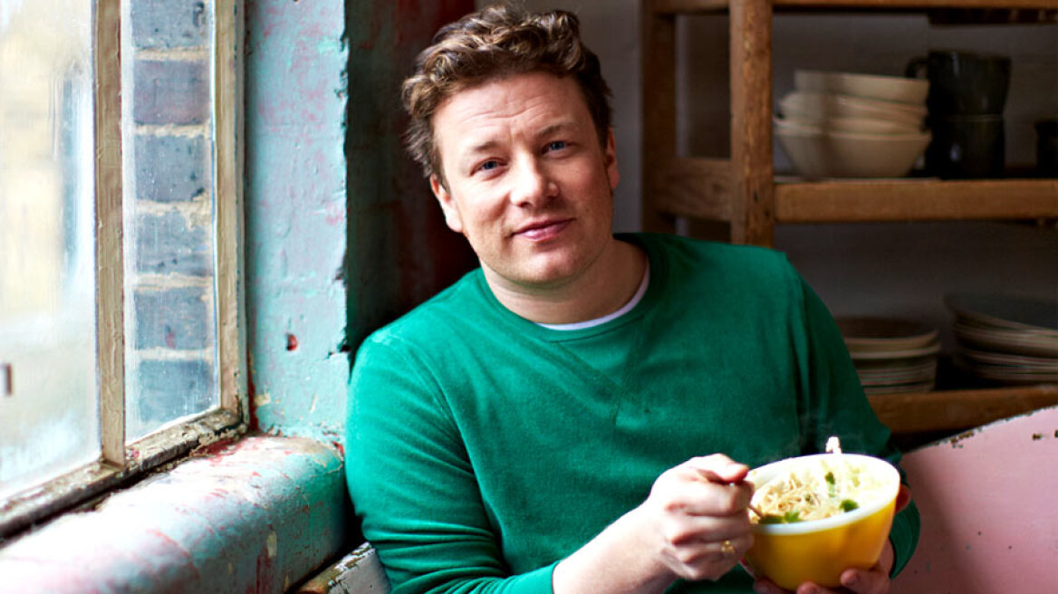 Ο Jamie Oliver απλώνει τραχανά στην Ικαρία 
