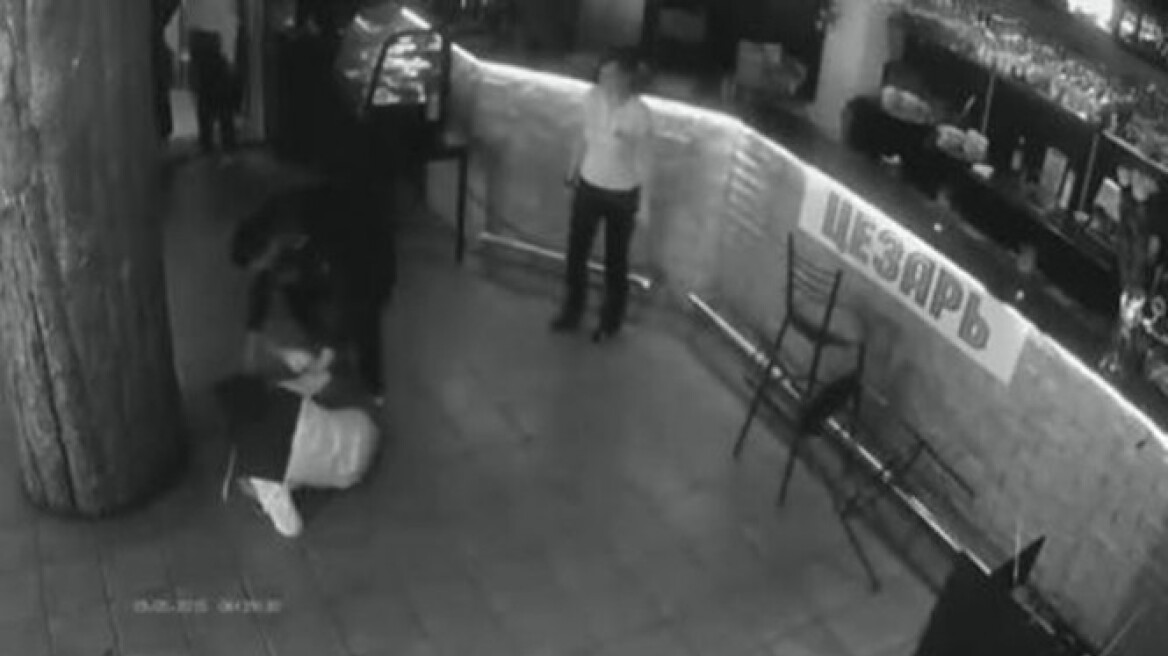 Βίντεο: Δείτε σερβιτόρα «Ράμπο» να πλακώνει στο ξύλο πελάτη που πάει να τη χουφτώσει