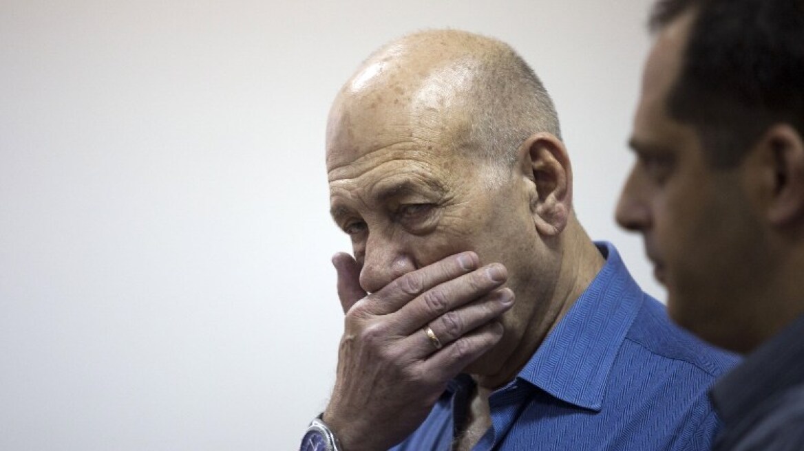 Ποινή φυλάκισης οκτώ μηνών στον πρώην πρωθυπουργό του Ισραήλ - Δείτε πώς αντέδρασε