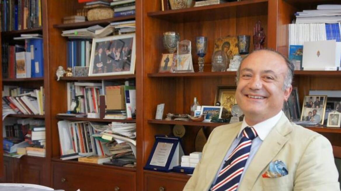 Ο διάσημος καρδιοχειρουργός Αυξέντιος Καλανγκός χειρουργεί άπορα Ελληνόπουλα