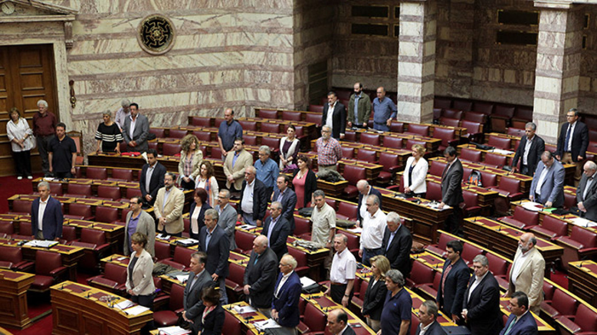 Δείτε φωτογραφίες: Ενός λεπτού σιγή στη Βουλή στη μνήμη του Γρηγόρη Λαμπράκη