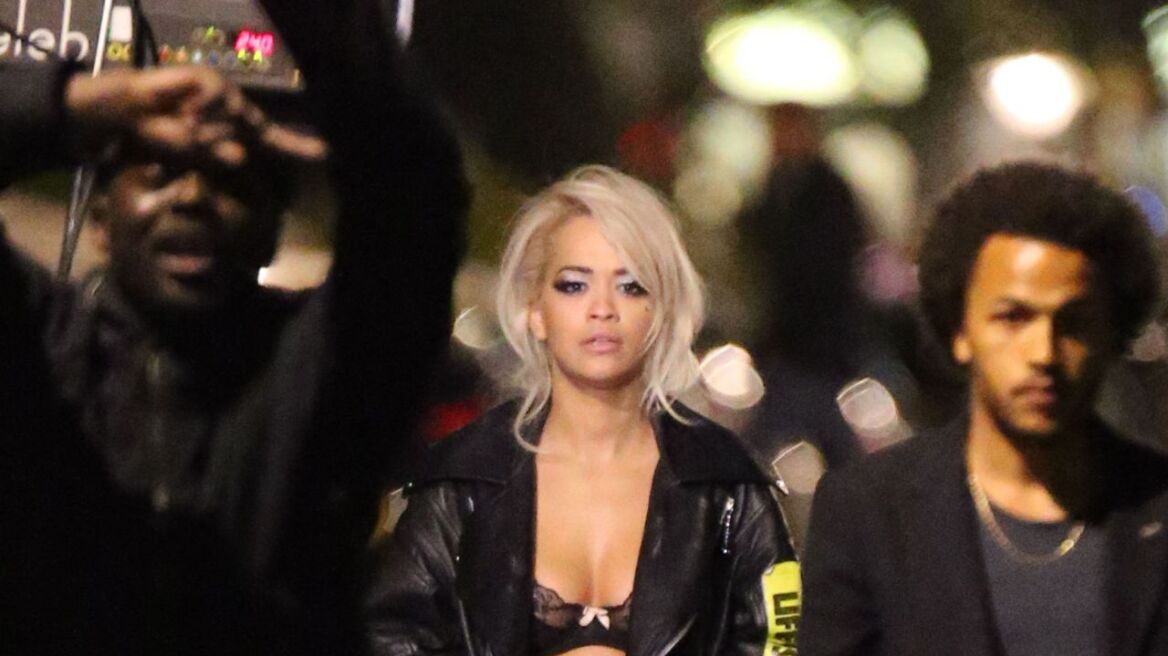 Rita Ora: Με το εσώρουχό της στα γυρίσματα του νέου της βιντεοκλίπ