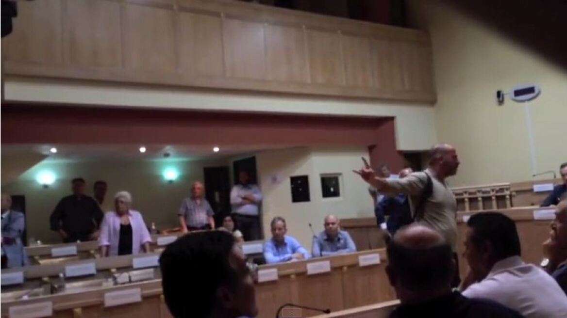 Δείτε βίντεο: Αντιεξουσιαστές εισέβαλαν στο Δημοτικό Συμβούλιο Γλυφάδας