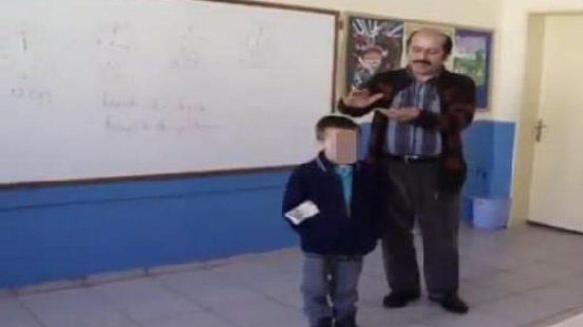 Βίντεο: Δάσκαλος «έρανε» με λίρες τα κεφάλια των καλών μαθητών!