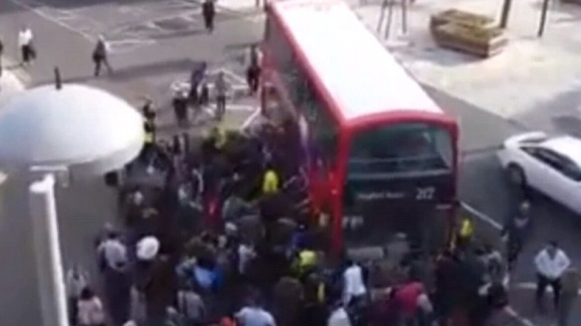 Βίντεο: Πλήθος σηκώνει διώροφο λεωφορείο για να απεγκλωβίσει τραυματία