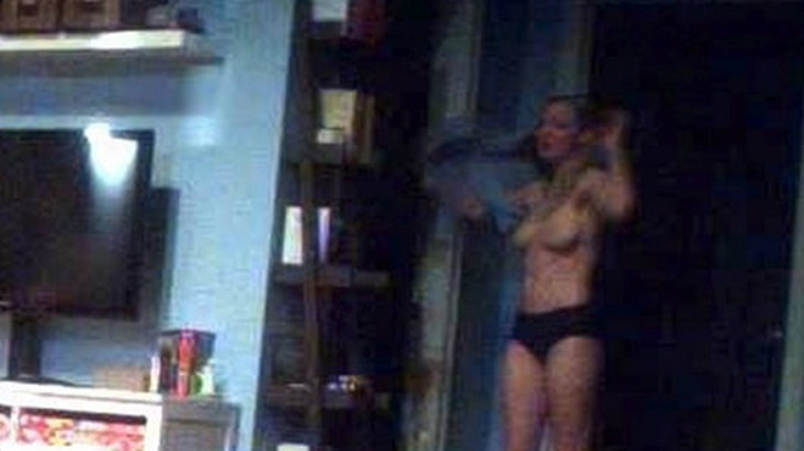 Φωτογραφίες: Η Αμάντα Σέιφερντ εμφανίζεται γυμνόστηθη στο σανίδι