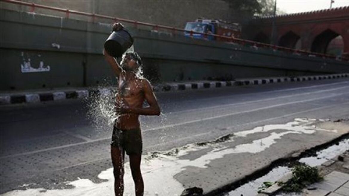 Ινδία: Ξεπέρασαν τους 2000 οι νεκροί από τον καύσωνα