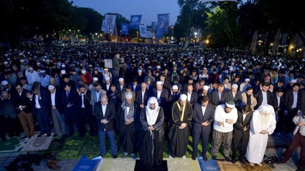 Μαζική προσευχή μουσουλμάνων έξω από την Αγία Σοφία 