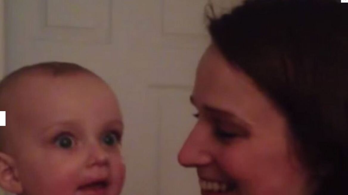 Βίντεο: Η απίστευτη αντίδραση μωρού όταν είδε την δίδυμη αδερφή της μητέρας του 