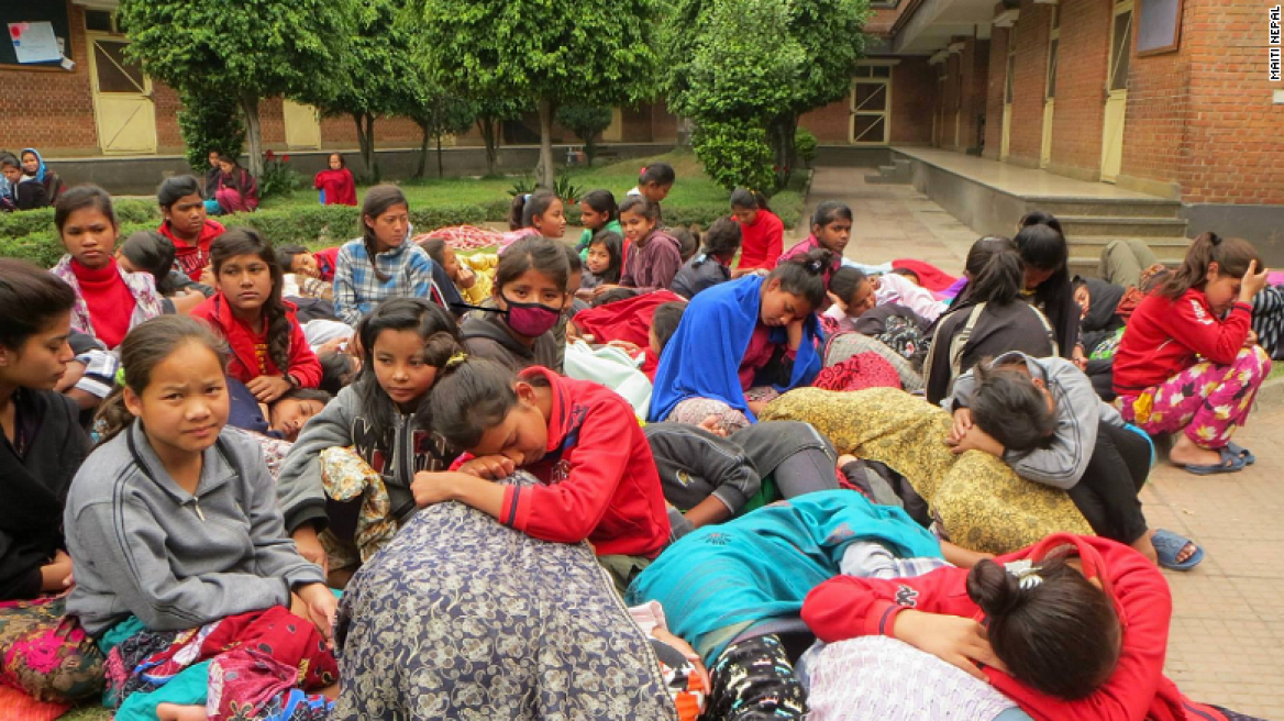 Νεπάλ: Τα παιδιά επιστρέφουν στο σχολείο... ένα μήνα μετά το φονικό σεισμό