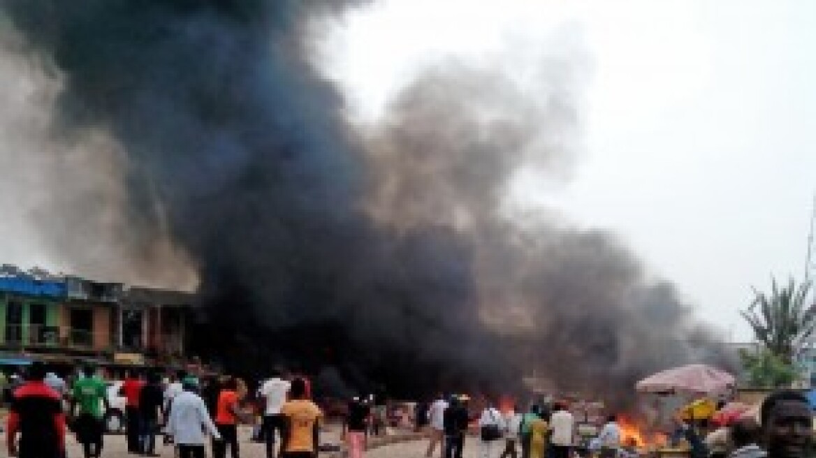 Νιγηρία: Εβδομήντα νεκροί από πρόσκρουση βυτιοφόρου σε στάση λεωφορείου 