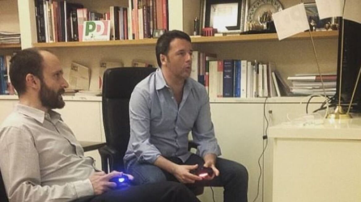 Φωτογραφίες: Ο Ρέντσι περίμενε τα εκλογικά αποτελέσματα... παίζοντας Playstation