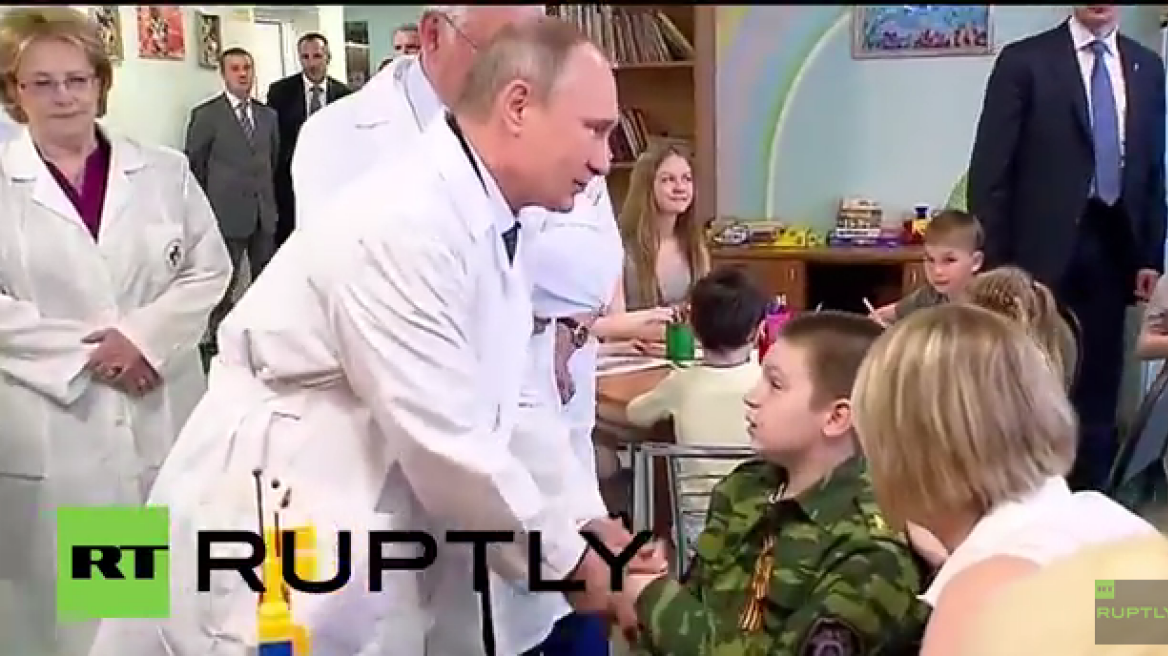 Βίντεο: Ο Πούτιν με λευκή ιατρική ρόμπα σε νοσοκομείο παίδων