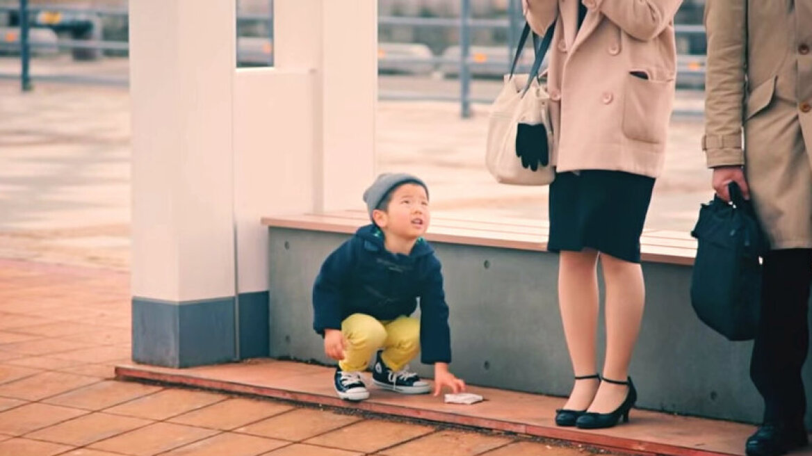 Συγκινητικό βίντεο: Τι κάνει ένα μικρό παιδί όταν βρίσκει ένα πορτοφόλι;