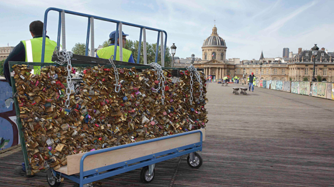 Παρίσι: Τα «λουκέτα της αγάπης»... έπεσαν βαριά στη γέφυρα Pont Des Arts