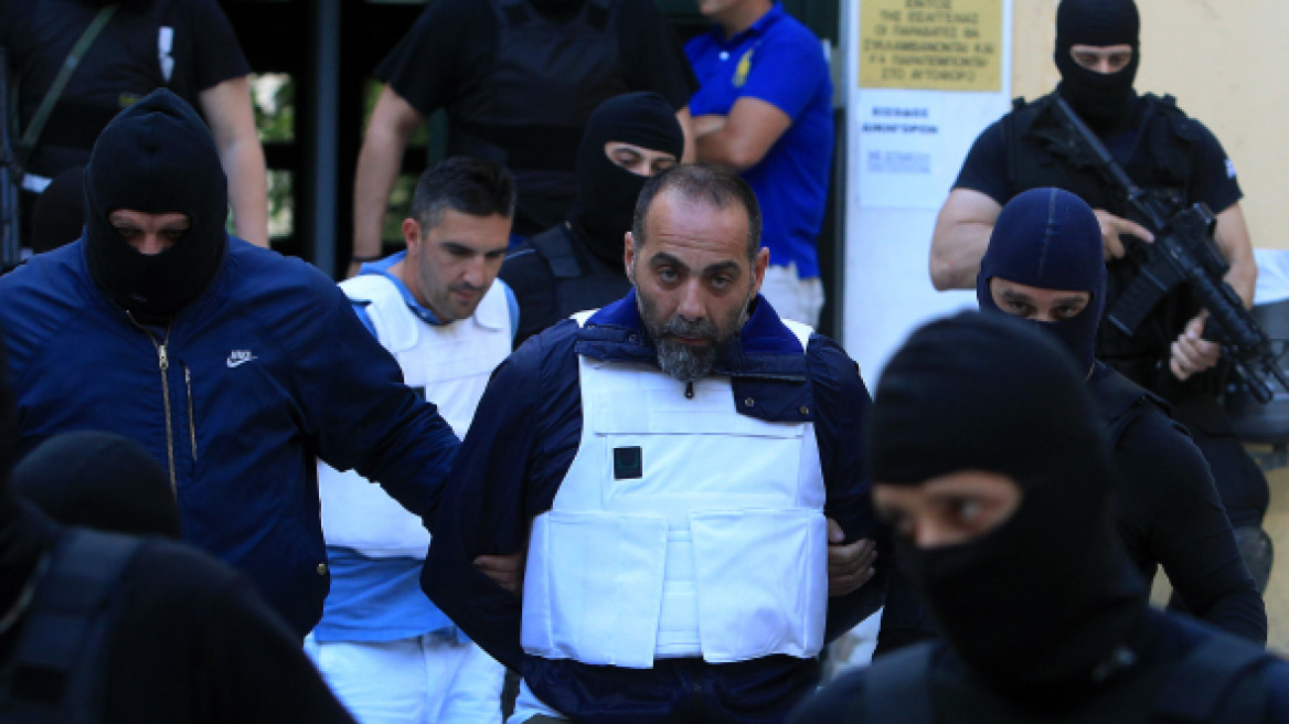 Προκλητικοί κατά τη μεταφορά τους στην Ευελπίδων οι δύο συλληφθέντες για τη ληστεία του Διστόμου