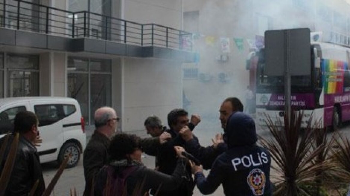 Τουρκία: Πυροβολισμοί με ένα νεκρό σε λεωφορείο της προεκλογικής εκστρατείας του φιλοκουρδικού κόμματος
