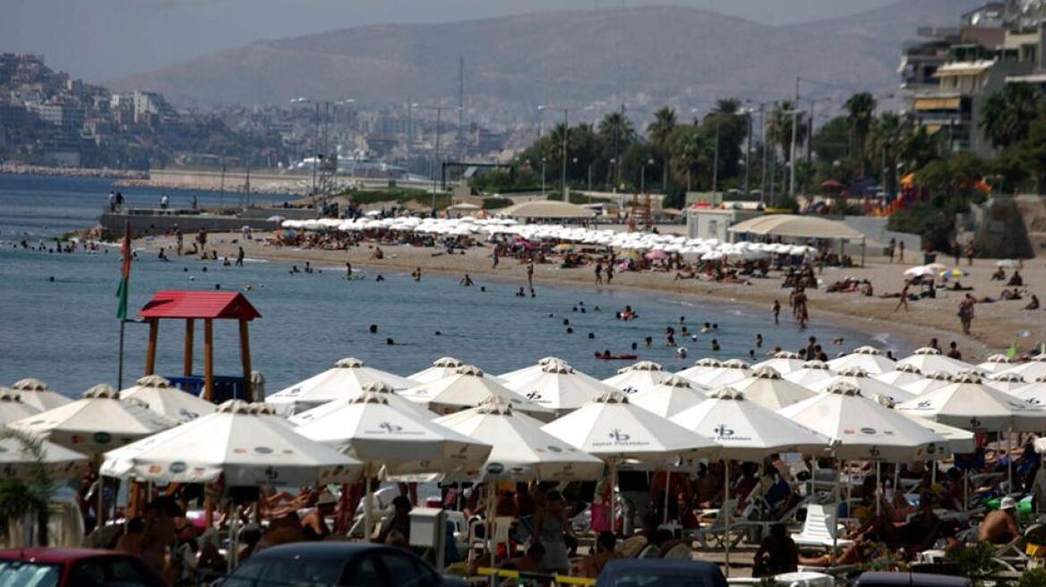 Το ΣτΕ αποφασίζει για τις ομπρέλες τις ξαπλώστρες και τις καντίνες στις παραλίες