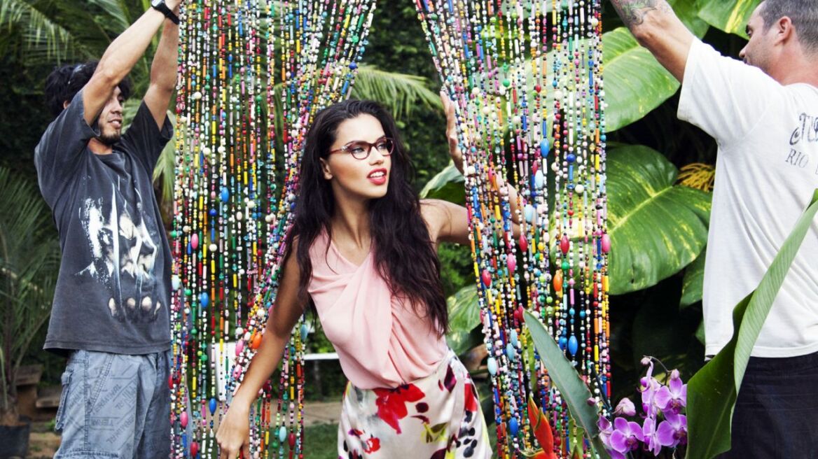 Adriana Lima: Καυτή ακόμα και με γυαλιά
