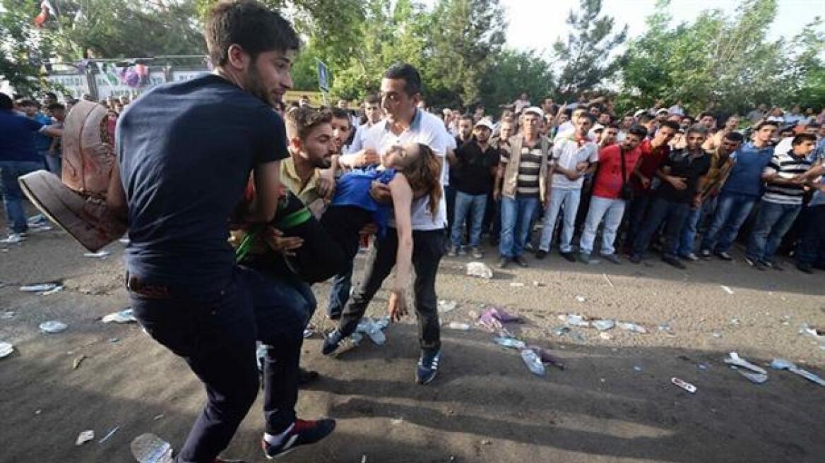 Τουρκία: Σφαγή με δύο νεκρούς και 100 τραυματίες σε προεκλογική συγκέντρωση Κούρδων