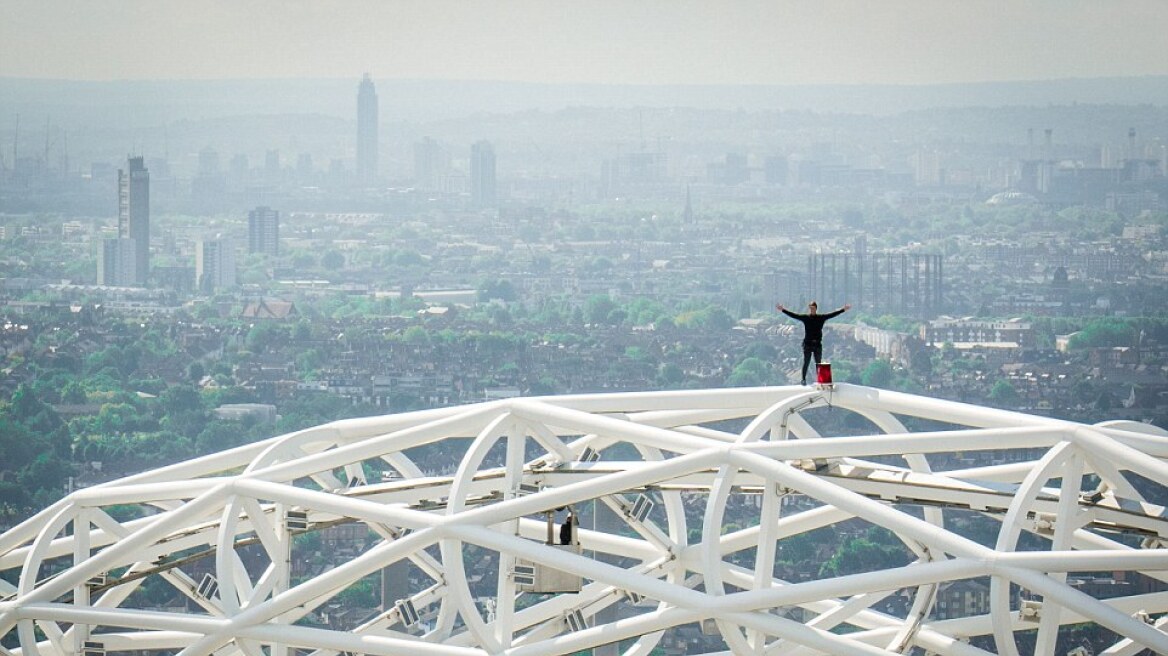 Φωτογραφίες: 24χρονος σκαρφάλωσε στην αψίδα του Wembley χωρίς εξοπλισμό