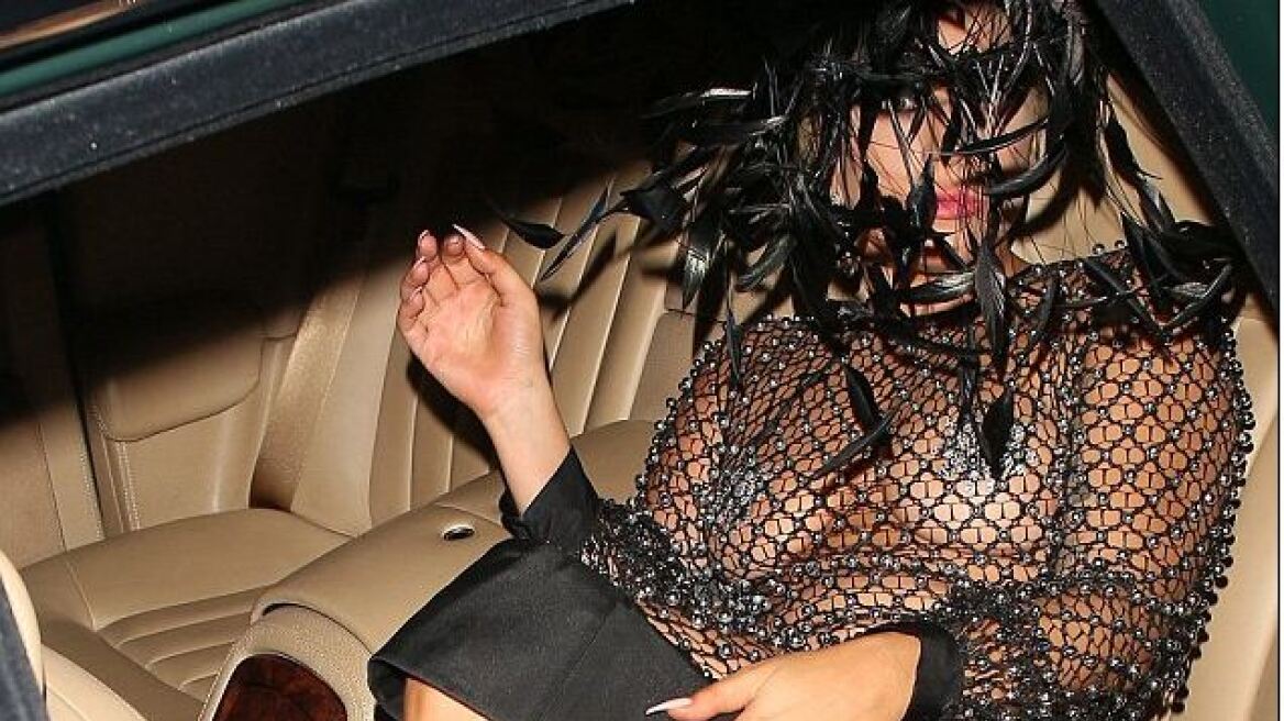 Λονδίνο: Εντυπωσιακή έξοδος της Lady Gaga με διχτυωτό φόρεμα και φτερά στο κεφάλι