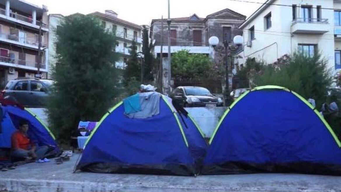 Μυτιλήνη: Οι μετανάστες κάνουν ουρές έξω από οίκο ανοχής!