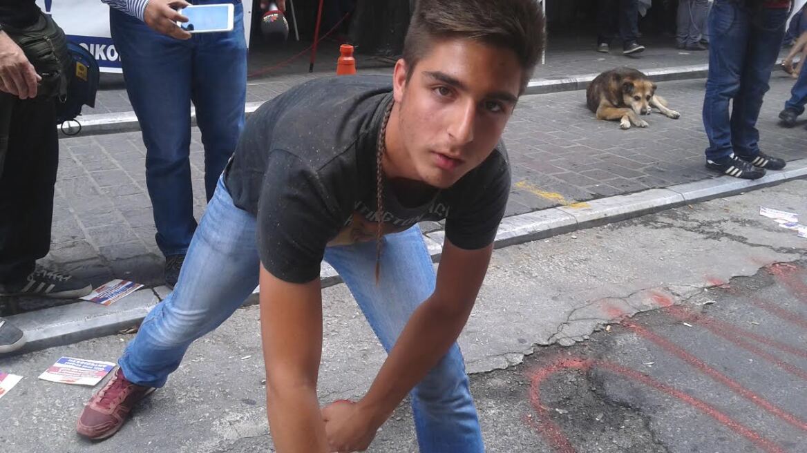Ο 20χρονος φοιτητής του Πολυτεχνείου που κλέβει τις εντυπώσεις στη συγκέντρωση του ΠΑΜΕ