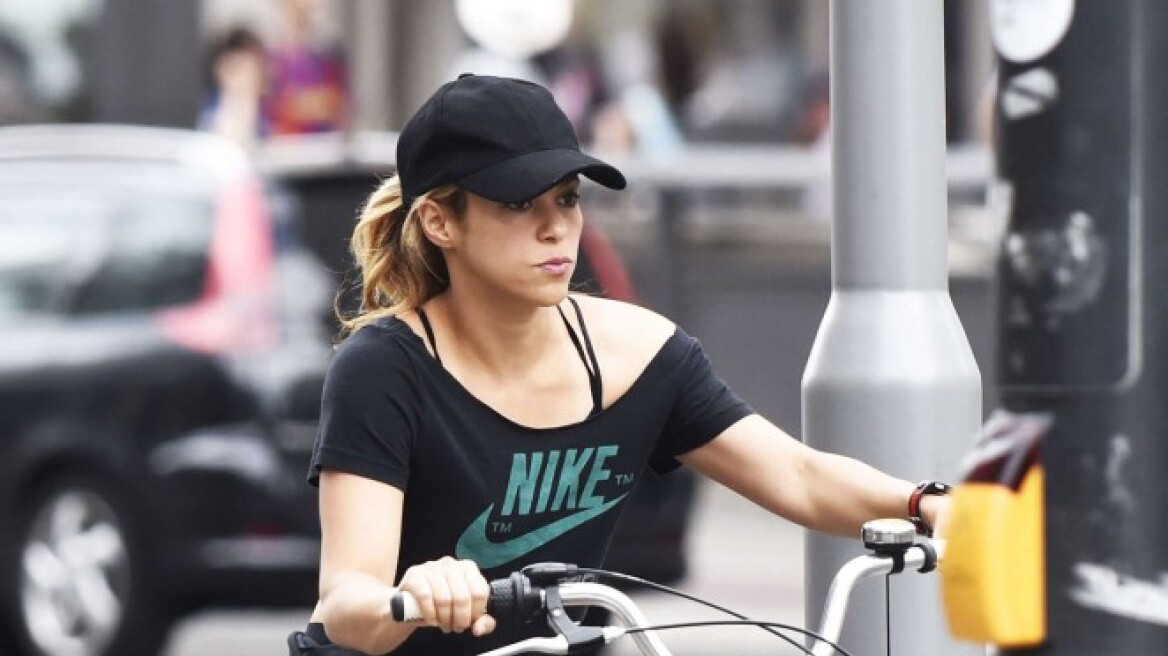 Shakira: Ποδήλατο στους δρόμους του Βερολίνου