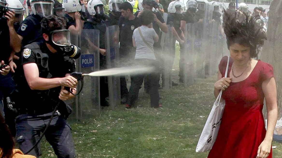 Τουρκία: Ο αστυνομικός που ψέκασε τη «γυναίκα με τα κόκκινα» τιμωρήθηκε να φυτέψει 600 δέντρα!