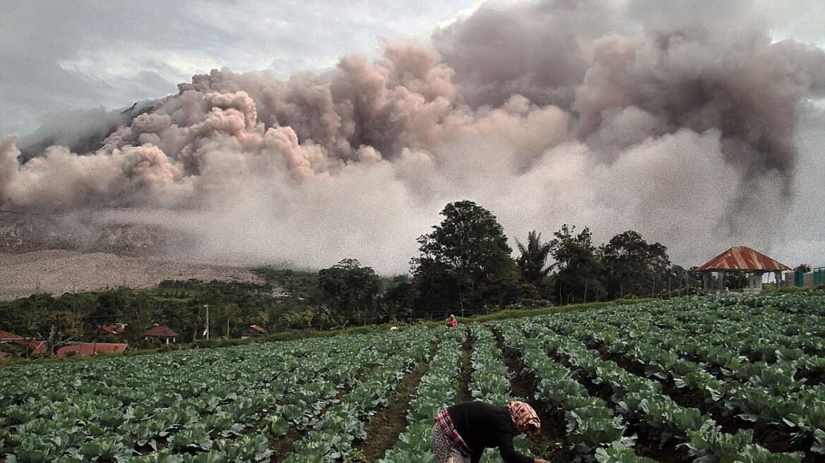 Εκπληκτικές εικόνες: Εκκενώνονται χωριά λόγω ηφαιστείου στην Ινδονησία