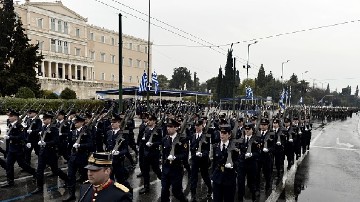 Κομισιόν και ΕΚΤ ζητάνε «μαχαίρι» στις ελληνικές στρατιωτικές δαπάνες