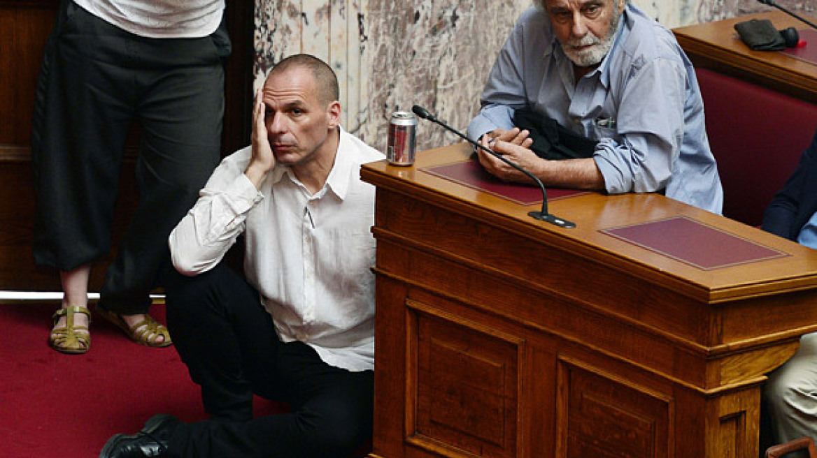 Die Welt για οκλαδόν Βαρουφάκη: Αβοήθητος και εξαντλημένος ο Ελληνας υπουργός!