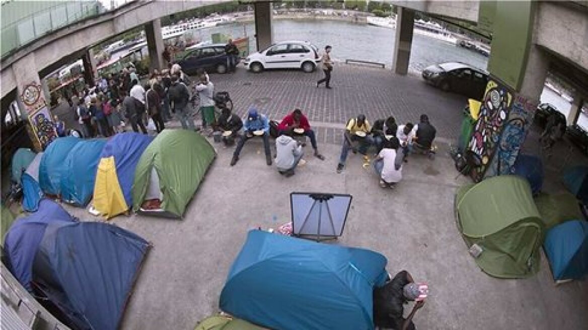 Παρίσι: Δημιουργεί 10.500 θέσεις φιλοξενίας μεταναστών