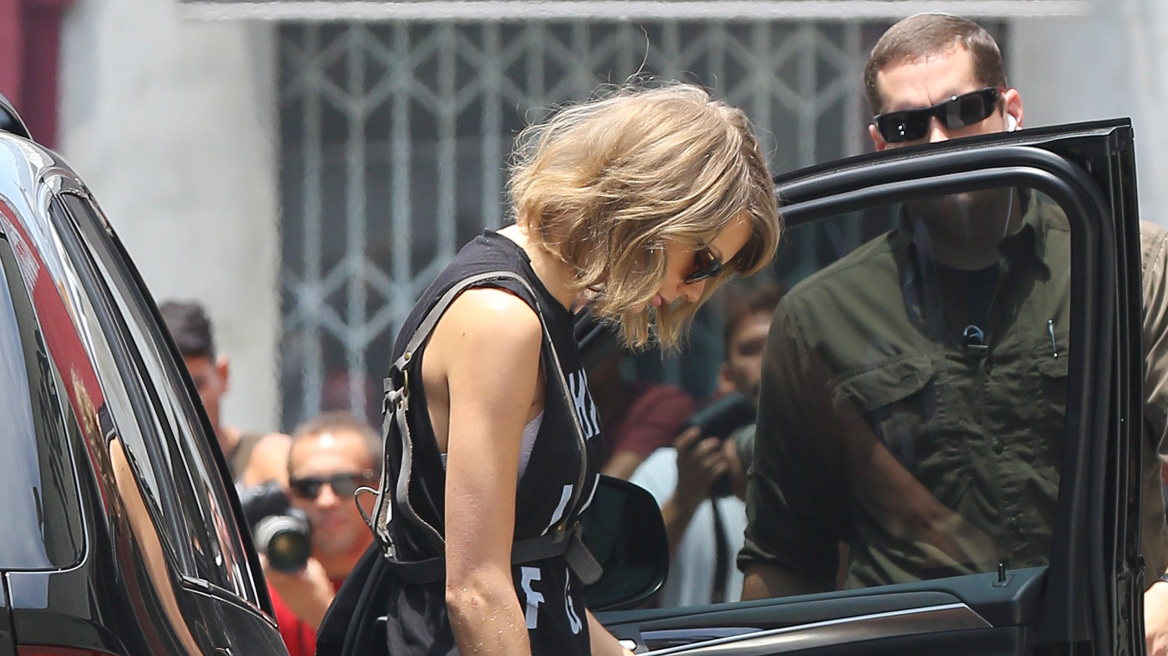 Taylor Swift: Γιατί κρύβεται πίσω από μια 5 χιλιάδων δολαρίων Louis Vuitton;