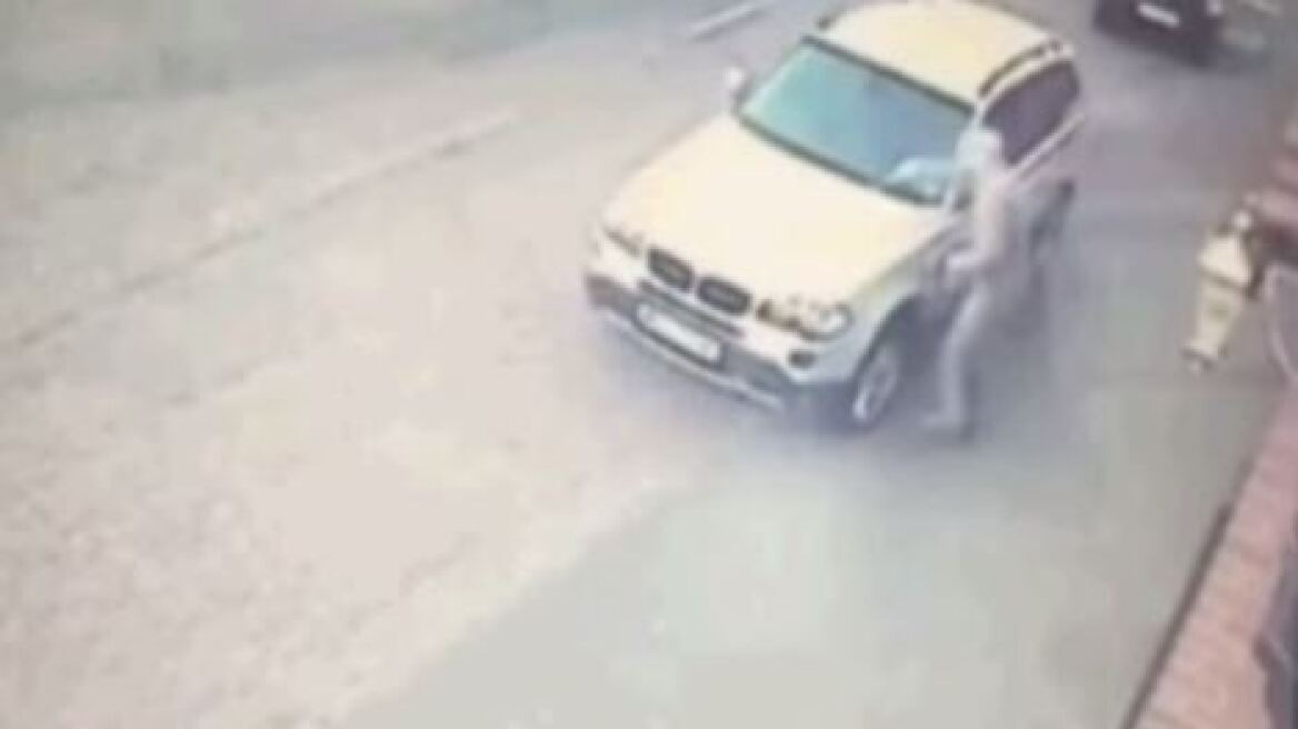 Βίντεο: Αντί να βάλει φωτιά σε BMW γκαφατζής εμπρηστής έβαλε φωτιά στον... εαυτό του