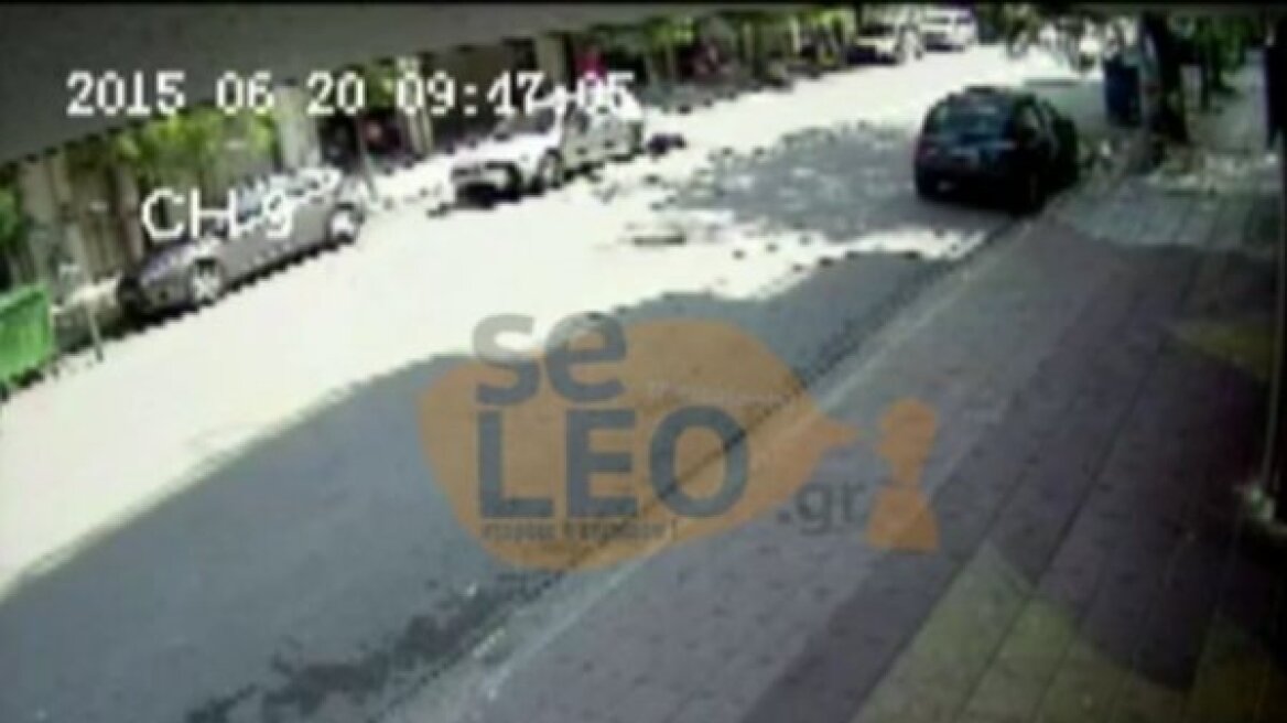 Βίντεο-σοκ: Αυτοκίνητο παρέσυρε ηλικιωμένη στη Θεσσαλονίκη