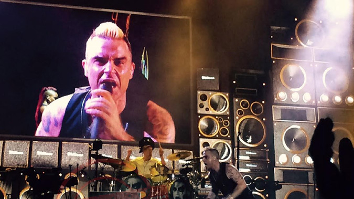 Robbie Williams: Εβαλε φωτιά στη Μαλακάσα με τα τραγούδια του και το «Βάστα γερά Ελλάδα»