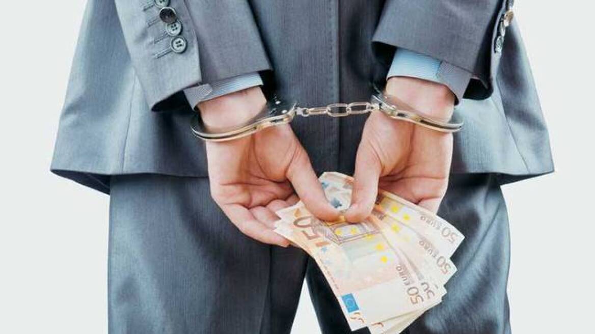 Συνελήφθη διευθυντής τράπεζας για απάτη 1.227.000 ευρώ 