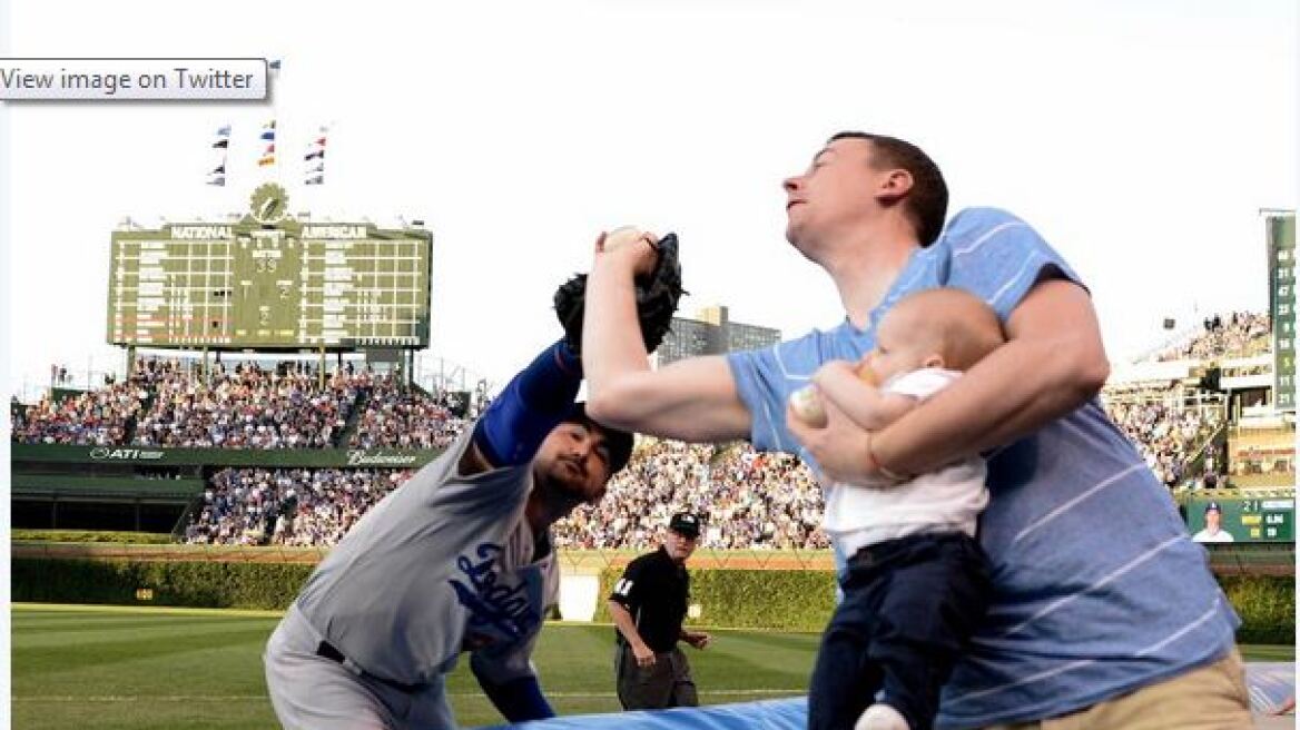 Βίντεο: Μπαμπάς που ταΐζει το μωρό του κλέβει την παράσταση σε αγώνα μπέιζμπολ