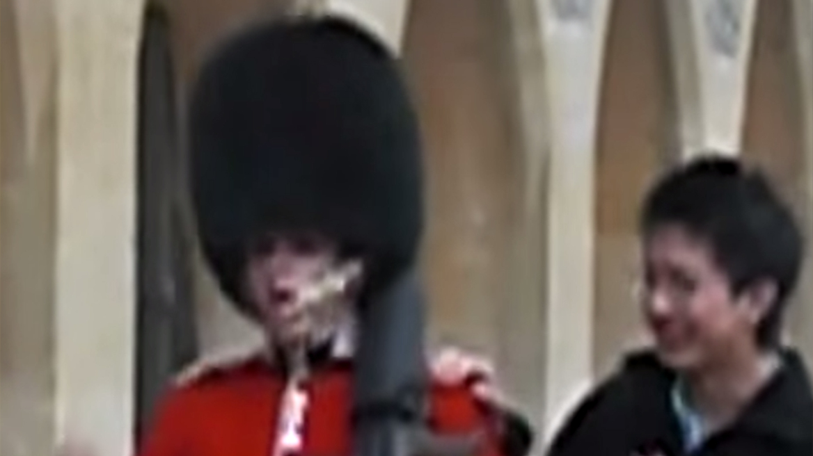 Βίντεο: Βρετανός βασιλικός φρουρός απειλεί με το όπλο του τουρίστα!