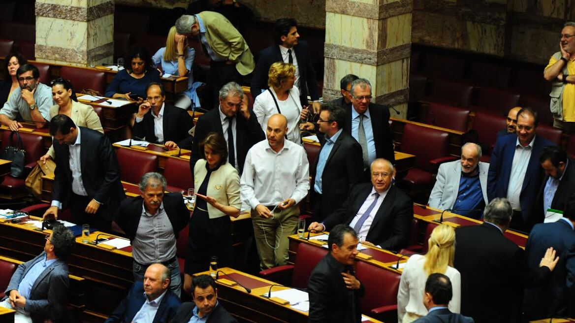 Βουλή: Χτυπούσαν τα έδρανα από τα νεύρα τους για τις παρεμβάσεις της Ζωής