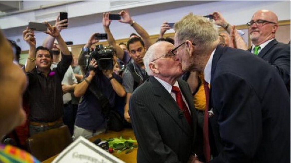 ΗΠΑ: Γκέι παππούδες «σφράγισαν» τον έρωτά τους, 54 χρόνια μετά...