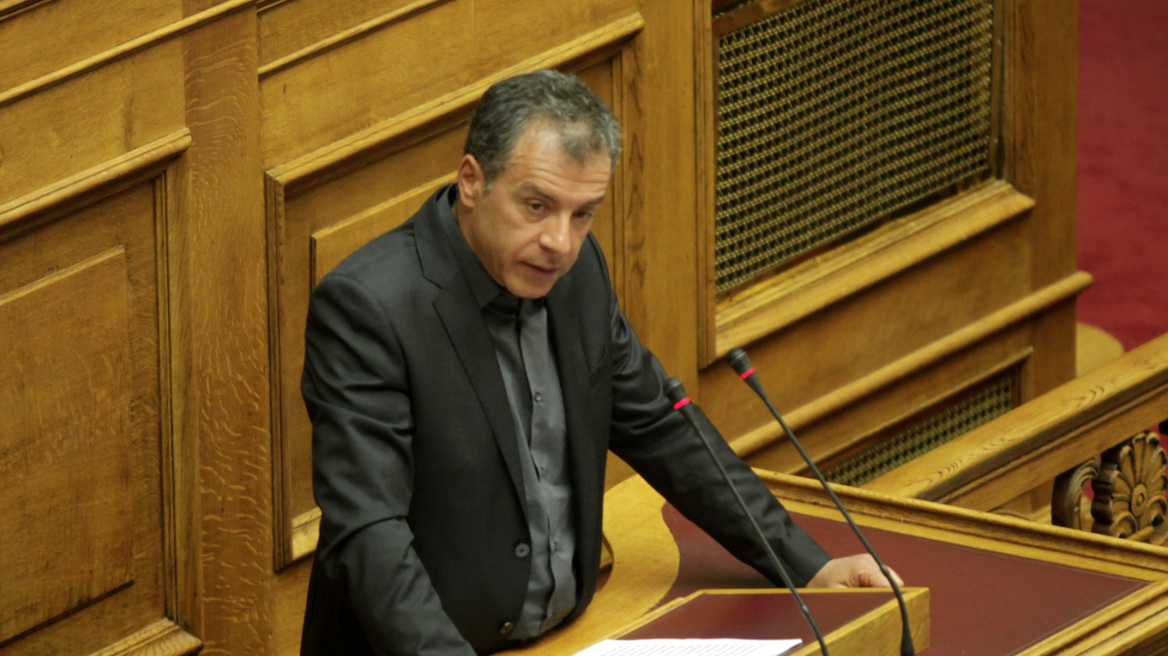 Βουλή: «Θύελλα» με Θεοδωράκη και βουλευτές του ΣΥΡΙΖΑ