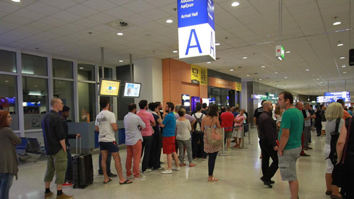 Σε μεγάλες ουρές συνωστίζονται και οι τουρίστες στα ATM του αεροδρομίου