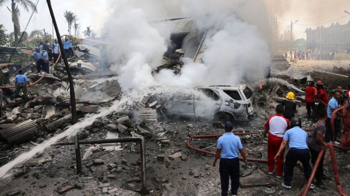 Ινδονησία: Πάνω από 100 οι νεκροί από τη συντριβή του Hercules C-130