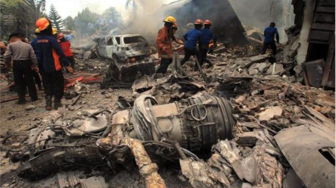 Ινδονησία: Τουλάχιστον 79 νεκροί από τη συντριβή στρατιωτικού αεροπλάνου